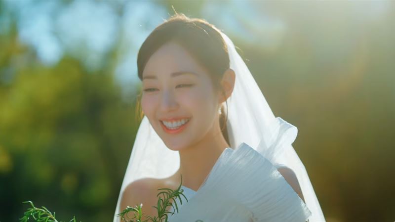 申瑟琪無預警釋出婚紗照嚇壞粉絲們。(圖/翻攝自YouTube@르랑필름)