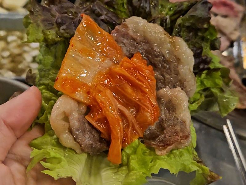 台灣民眾最愛的韓國泡菜,原料白菜多數從中國進口,韓國政府已公布多批使用到甲醛白菜泡菜,民眾憂餐桌上的泡菜就是問題產品,食藥署回覆不合格產品未輸台