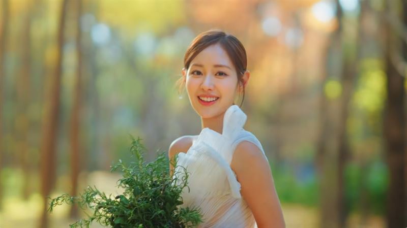 申瑟琪無預警釋出婚紗照嚇壞粉絲們。(圖/翻攝自YouTube@르랑필름)
