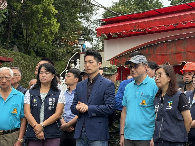 台北市文山區指南宮凌霄寶殿24日晚間發生火災,台北市長蔣萬安(前中)25日上午前往視察,指南宮管理委員會主委高超文(前右2)等人陪同