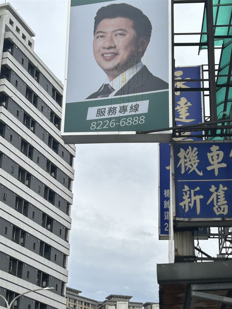 張志豪服務處遭蛋襲的現場情形。(圖/翻攝畫面)