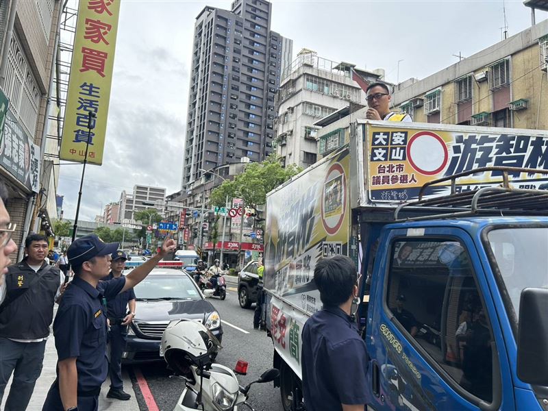 警方獲報到場制止游智彬的脫序舉動。(圖/翻攝畫面)