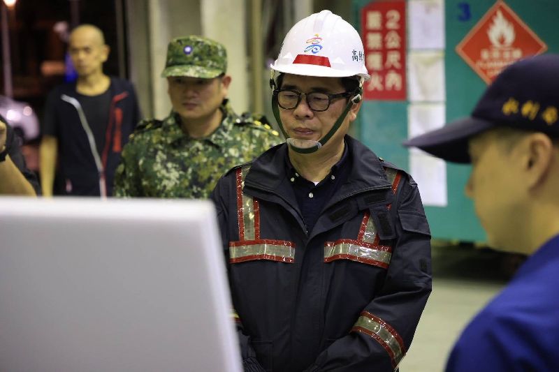 高雄豪雨持續,25日市區恢復正常上班、上課,為確保民眾通勤安全,市長陳其邁(中)24日晚間持續勘災。(高雄市水利局提供)