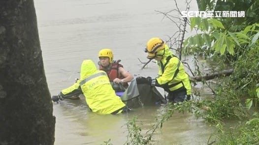 女子被打撈上岸已經沒了呼吸心跳。（圖／翻攝畫面）