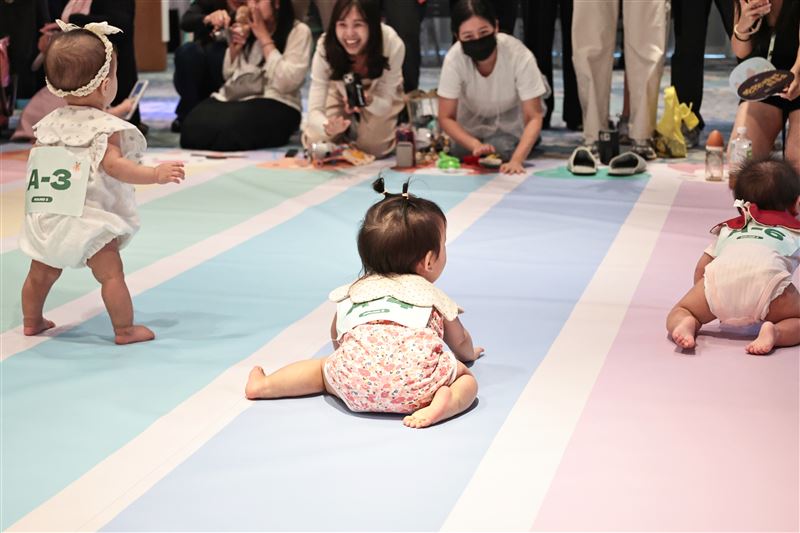 六福萬怡於8/23舉辦趣味十足的「寶寶運動會」，邀請家長帶著小小選手一起挑戰趣味競賽，在遊戲與互動中留下專屬於成長階段的珍貴紀錄。（圖／飯店旅宿業者提供）