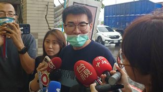 趙建銘首度出面說明離婚風波前總統陳水扁女兒陳幸妤離婚風波，前夫趙建銘（中）25日在台南麻豆新樓醫院外受訪表示，盼雙方好聚好散，這也是在離婚爭議傳出後，趙建銘首度親自對外說明。中央社記者楊思瑞攝　115年8月25日