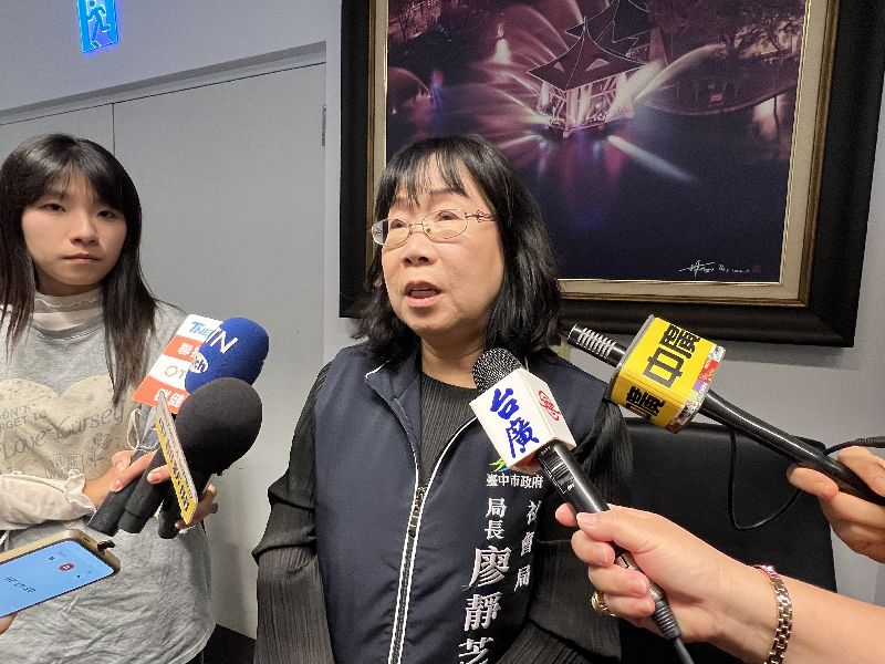 台中市部分弱勢團體中秋禮盒訂單被取消,台中市社會局長廖靜芝(右)25日說明,目前已知有5家約1578盒訂單被取消,市府將全數認購,協助度過難關。(圖/中央社)