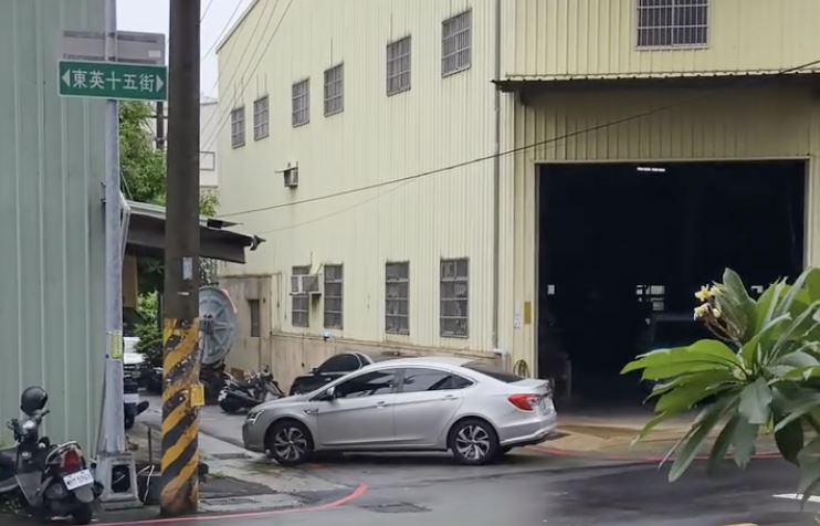 員警前往十甲路追緝毒品案件,持搜索票、拘票準備圍捕44歲傅男。(圖/翻攝自Threads @yunchinmok)