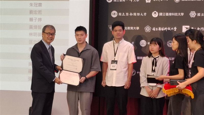 教育部長鄭英耀(左)頒發「台灣大專院校人工智慧學程聯盟(TAICA)」學分學程證明,給完成學程的成大學生朱冠霖(中)。(圖/記者周佩怡攝影)