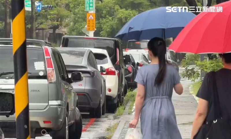陳幸妤一句話四兩撥千斤,拎著午餐瀟灑走回家。(圖/翻攝畫面)