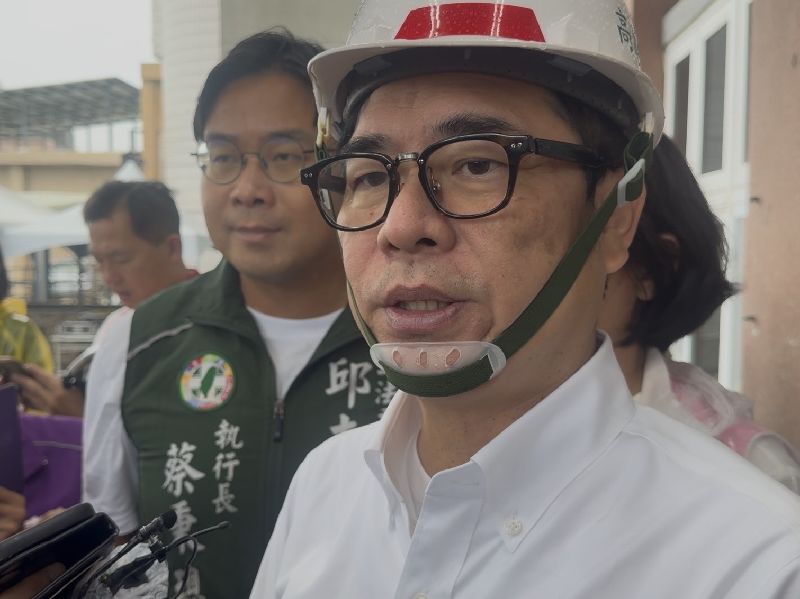 高雄豪雨持續,市區25日恢復正常上班、上課,高雄市長陳其邁(前)提醒,民眾無論是外出或身處低窪地區等,都要注意安全、隨時留意氣象資料