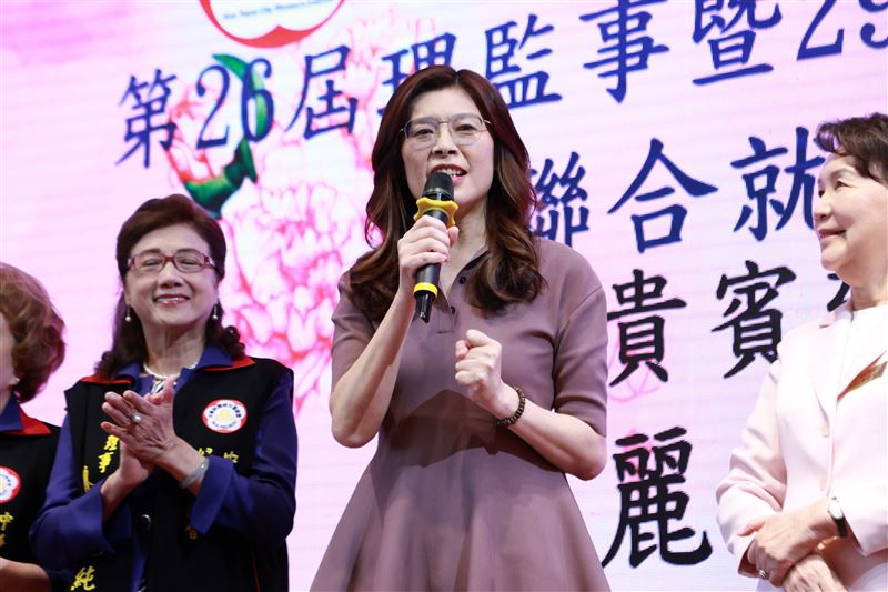 鄭麗文表示,李四川太老實了,別說沒有花言巧語,恐怕連甜言蜜語都沒有(圖/國民黨提供)
