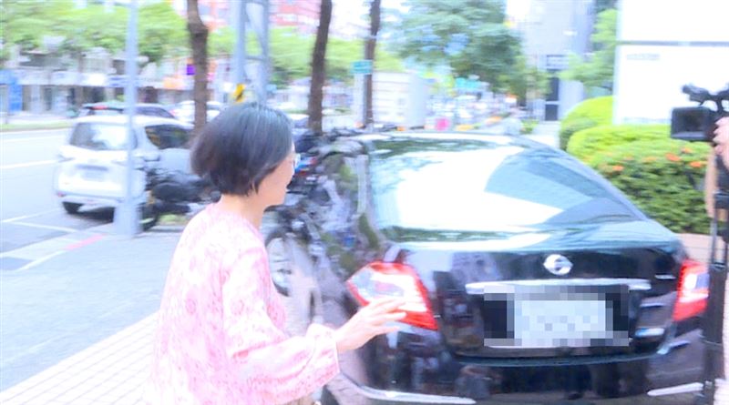 翁曉玲坐上疑似停在人行道上的車,被計程車司機按喇叭開窗大嗆(圖/翻攝畫面)