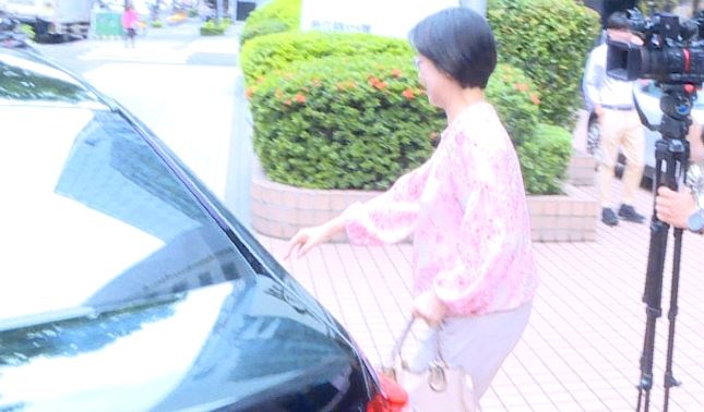 翁曉玲坐上疑似停在人行道上的車,被計程車司機按喇叭開窗大嗆(圖/翻攝畫面)