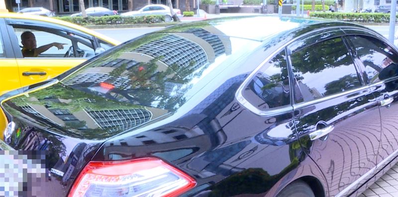 翁曉玲坐上疑似停在人行道上的車,被計程車司機按喇叭開窗大嗆(圖/翻攝畫面)
