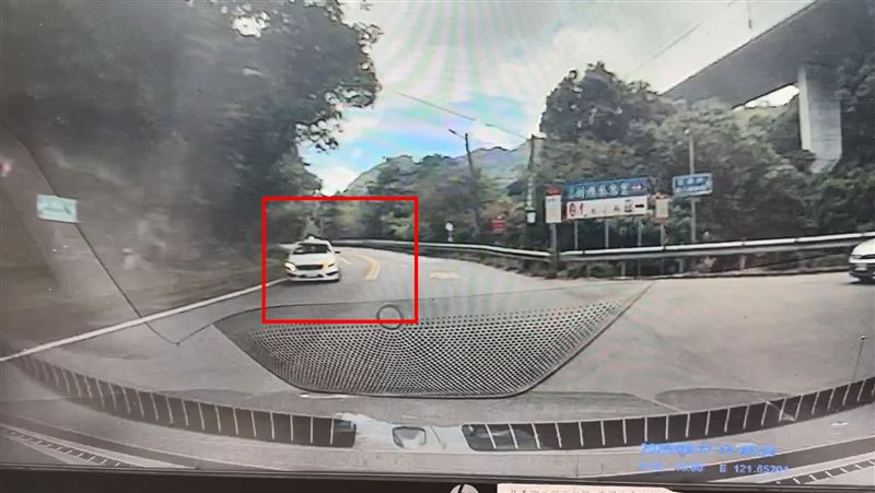 邱男違規迴轉被警方發現。(圖/翻攝畫面)