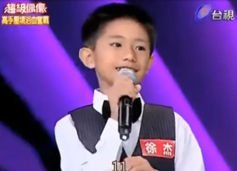 徐杰年幼時便因歌聲受到矚目,11歲登上《超級偶像》擔任「PK魔王」。(圖/翻攝自Youtube)