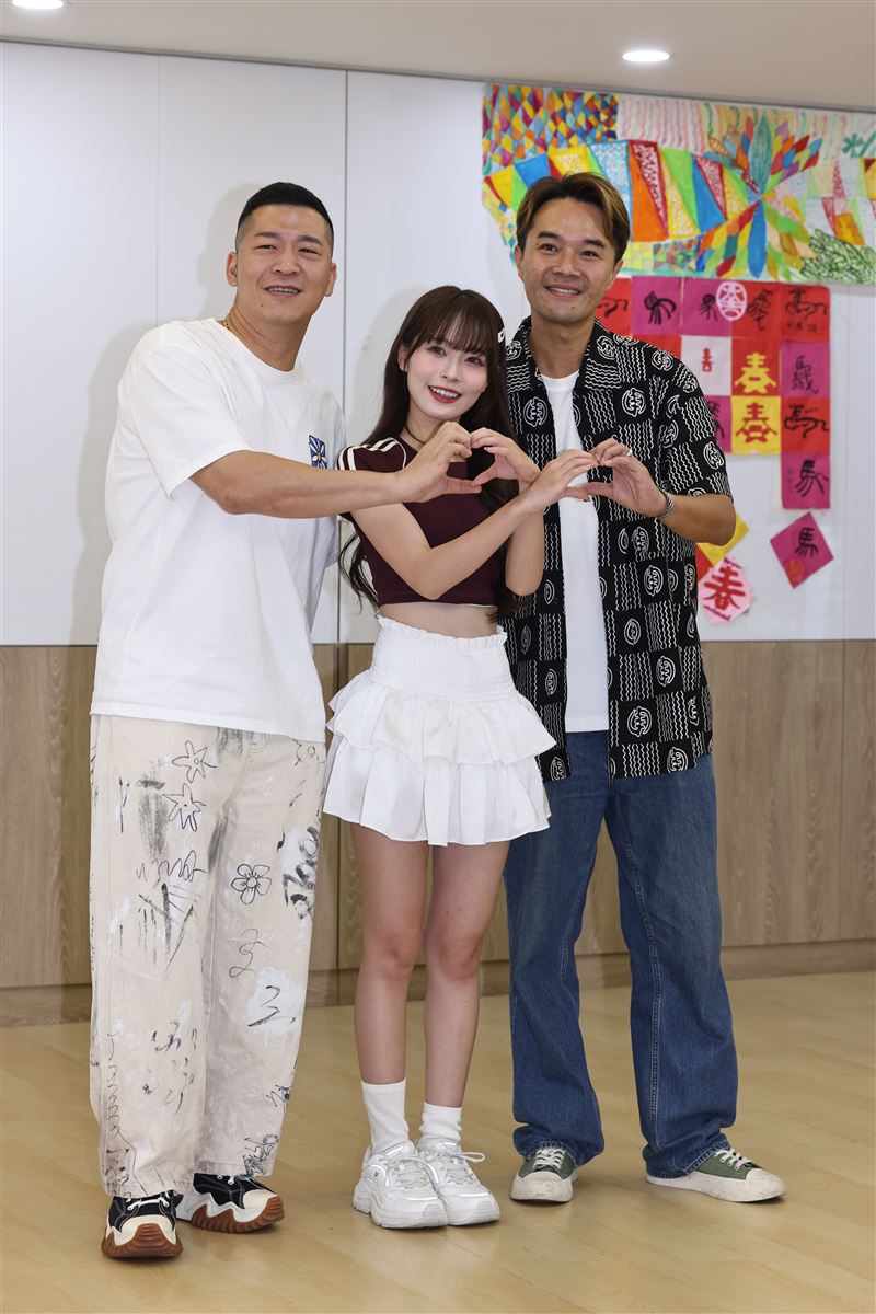 草爺（左起）、啦啦隊女神佩霓、柯大堡跨世代匯聚愛！（圖／記者鄭孟晃攝影）