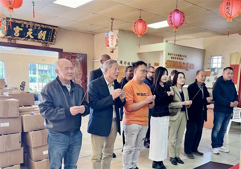 吳沛憶前往南非開普敦參加德國諾曼自由基金會(FNF)舉辦的首屆政治領袖培訓計畫,並與民主聯盟的兩位議員一起到開普敦朝天宮參香。(圖/吳沛憶辦公室提供)