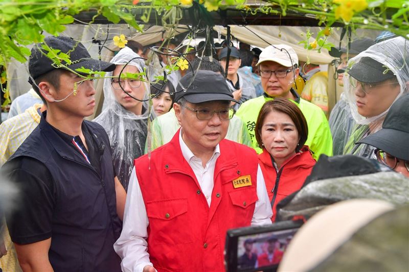 行政院長卓榮泰視察南州鄉苦瓜農損情形(圖/行政院提供)