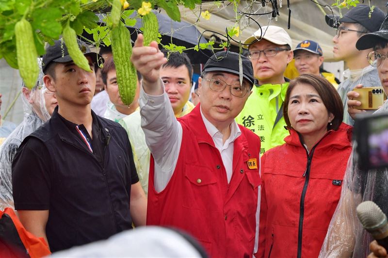行政院長卓榮泰視察南州鄉苦瓜農損情形(圖/行政院提供)