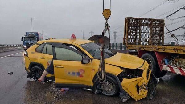 國3小黃打滑車頭撞爛 運將頭部濺血爬出