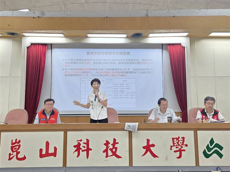 陳亭妃與國土署、水利署及多位民代召開治水檢討會議,並要求優先核定崑山抽水站的滯洪前池、崑大路箱涵、大灣防汛道路排水箱涵、塩洲抽水站AC幹線箱涵。(圖/陳亭妃辦公室提供)