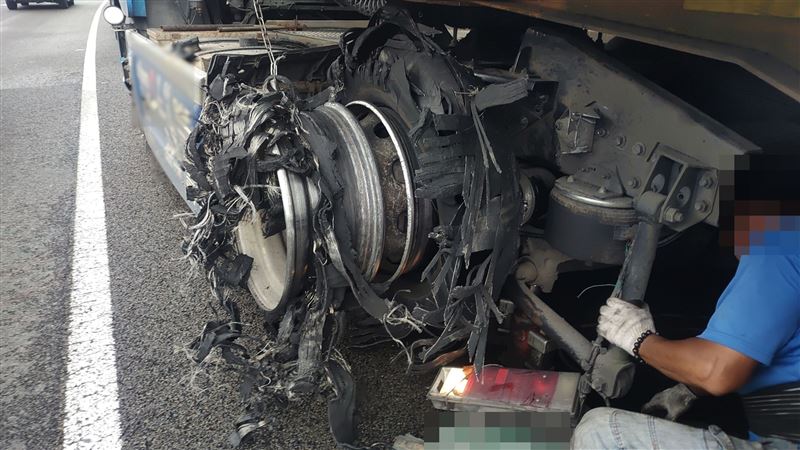 黃男駕駛的貨櫃車爆胎造成胎皮零件掉落。(圖/翻攝畫面)