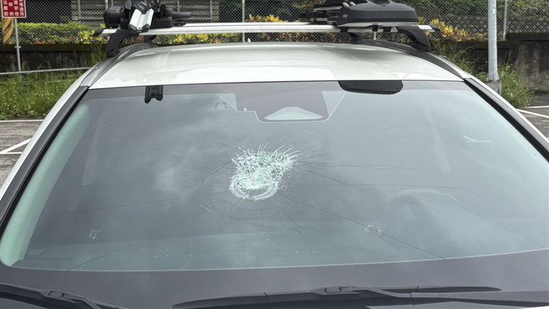 洪男汽車的擋風玻璃碎裂。(圖/翻攝畫面)