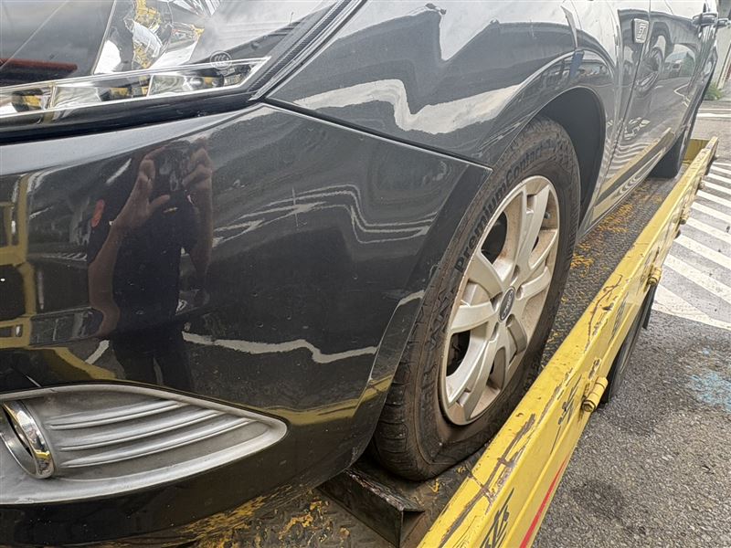 蕭男車子輾過破裂胎皮造成車損。(圖/翻攝畫面)