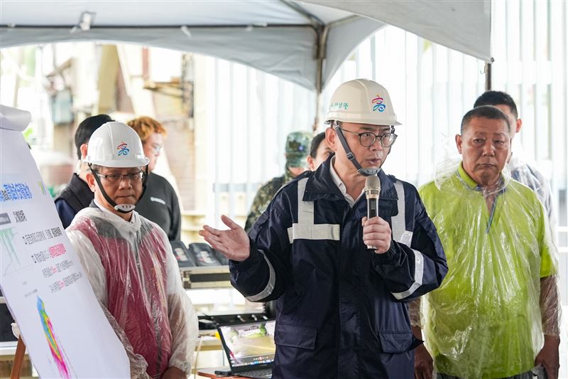 賴瑞隆與總統賴清德、高雄市長陳其邁視察治水,賴瑞隆並爭取中央給高雄漁業現金救助與無息貸款。(圖/賴瑞隆辦公室提供)