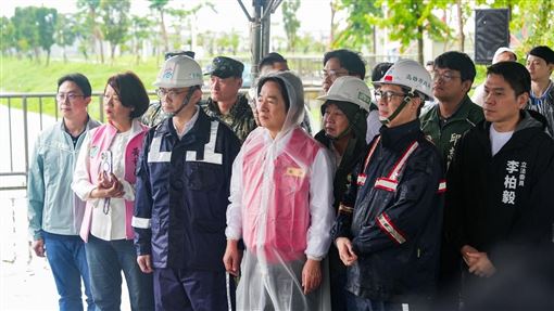 賴瑞隆與總統賴清德、高雄市長陳其邁視察治水，賴瑞隆並爭取中央給高雄漁業現金救助與無息貸款。（圖／賴瑞隆辦公室提供） 