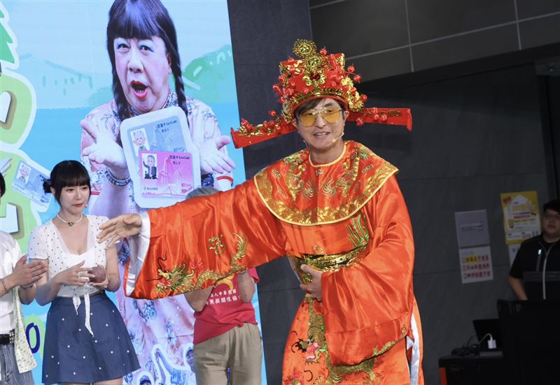 王少偉扮成財神爺。(圖/記者鄭孟晃攝影)