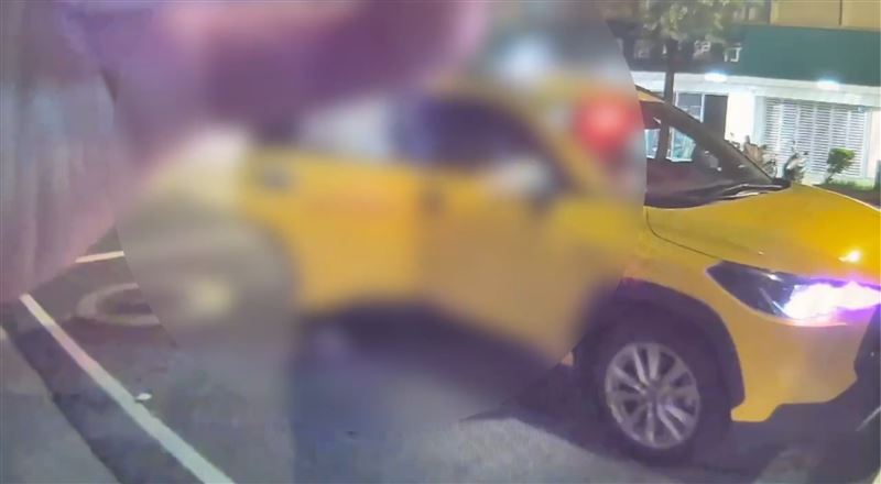 警方緊急將男子喚醒,並協助其叫計程車護送返家。(圖/翻攝畫面)