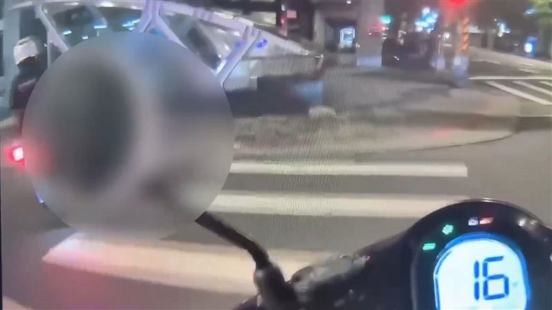 北市男醉倒行天宮旁!半截身體露車道外