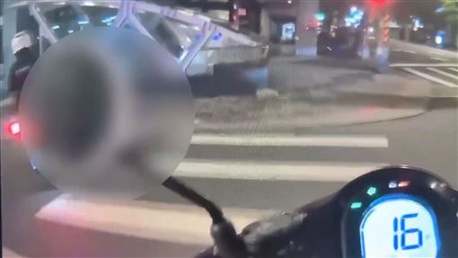 北市男醉倒行天宮旁！半截身體露車道外