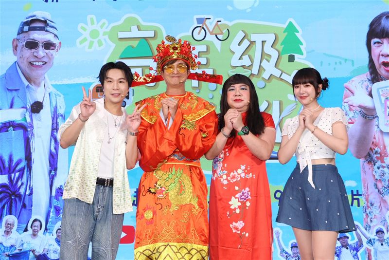 派翠克(左起)、王少偉、董至成跟泱泱台上合照。(圖/記者鄭孟晃攝影)