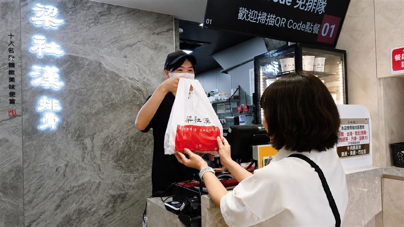 八方雲集靠外帶專門店戰術 獲利大爆發