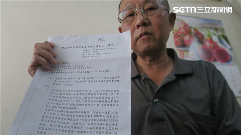 酒客蔡宗南提供帳單、照片等證據檢舉台中市一家有小姐坐檯的酒店涉嫌逃漏稅，但國稅局稱無法認定該店有女陪侍不適用特種飲食業25%營業稅率。（圖／記者王乙徹攝）