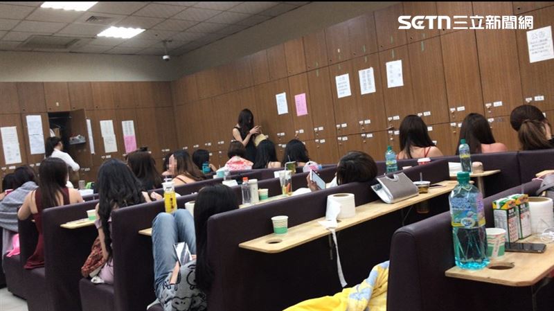 酒客蔡宗南提供酒店公關佳麗休息室給國稅局，同時間有數十名小姐等候上檯。（圖／蔡宗南提供）