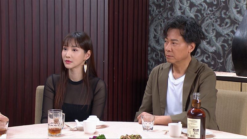 看到徐千京(左)的穿著,尹昭德(右)忍不住笑虧本色出演。(圖/民視提供)