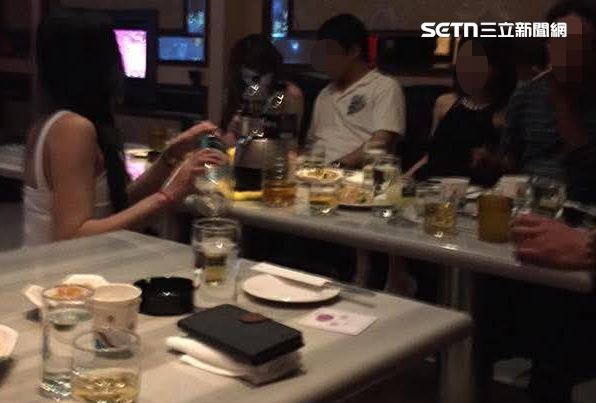 酒客蔡宗南檢舉台中市知名酒店逃漏稅，明明有女陪侍卻僅用一般的5%營業稅率課徵。（圖／蔡宗南提供）