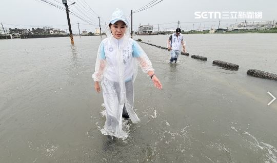 柯志恩脫困後沒有取消行程,直接踩進積水、涉水徒步前往原訂地點,繼續了解當地災情。(圖/翻攝畫面)
