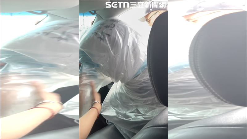 車門遭水壓卡死打不開,柯志恩最後在幕僚「肉身接力」協助下,從車窗爬出逃生。(圖/翻攝畫面)