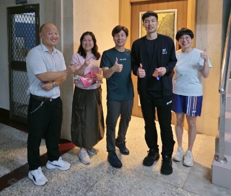 台灣羽球一哥周天成(右2)與物理治療師高敏珊(右1),受台南少年觀護所所長許國賢(中)之邀,2度探訪少觀所,和孩子們互動。(高敏珊提供)