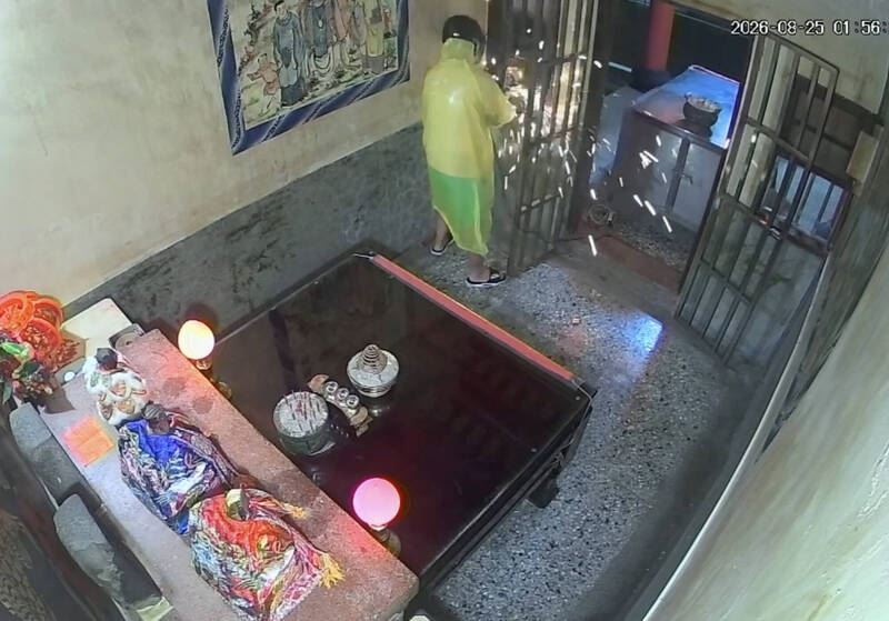 彰化雨衣怪客將功德箱鎖頭切開,把功德箱的香油錢搜刮一空。(圖/翻攝畫面)