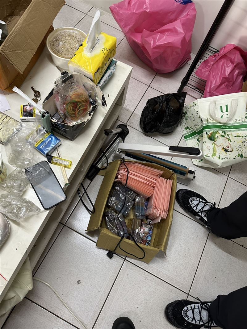 現場查扣大量依托咪酯煙彈,以及各式新興毒品原料。(圖/翻攝畫面)
