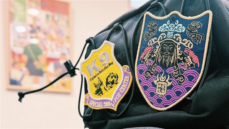 文總X台北霞海城隍廟聯名平安符臂章。(圖/文總提供)
