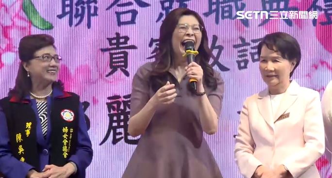 鄭麗文問「大家有沒有發現,麗文當黨主席之後有沒有變得比以前更漂亮?」得到肯定答案後,鄭麗文笑到頭往後仰(圖/翻攝畫面)