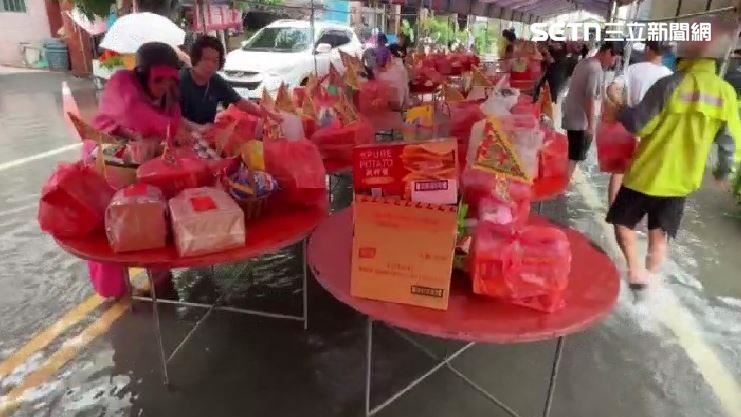 東港還在淹!保安寺泡水照常普渡